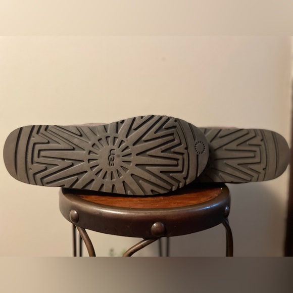 Men's UGG Neumel Classic Fur Lined Suede Lace-Up Chukka Boots. Charcoal - Picture 3 of 8